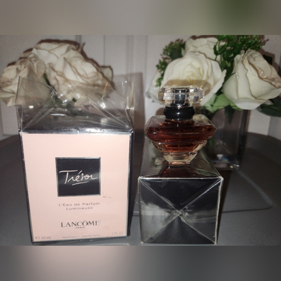 July 2013 Tresor Lumineuse by Lancome EDP / L'Eau De Parfum; 30ml / 1.0 fl.oz - Picture 15 of 16